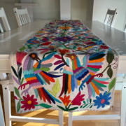 Camino de mesa bordado Otomí