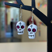 Pendientes figuras de barro “calaveras con ojos rosas”