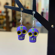 Boucles d'oreilles en argile "têtes de mort violettes"