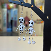 Pendientes artesanales figuras de barro “esqueletos blancos”