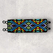 Breites Armband im ethnischen Design